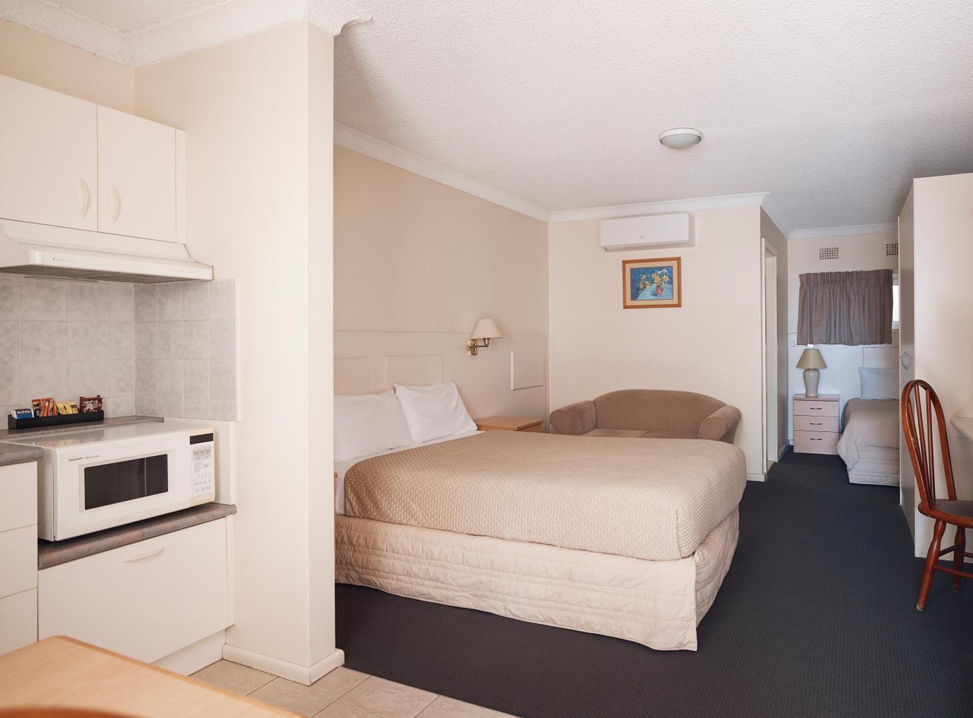 Holiday Lodge Motor Inn Нарума Экстерьер фото