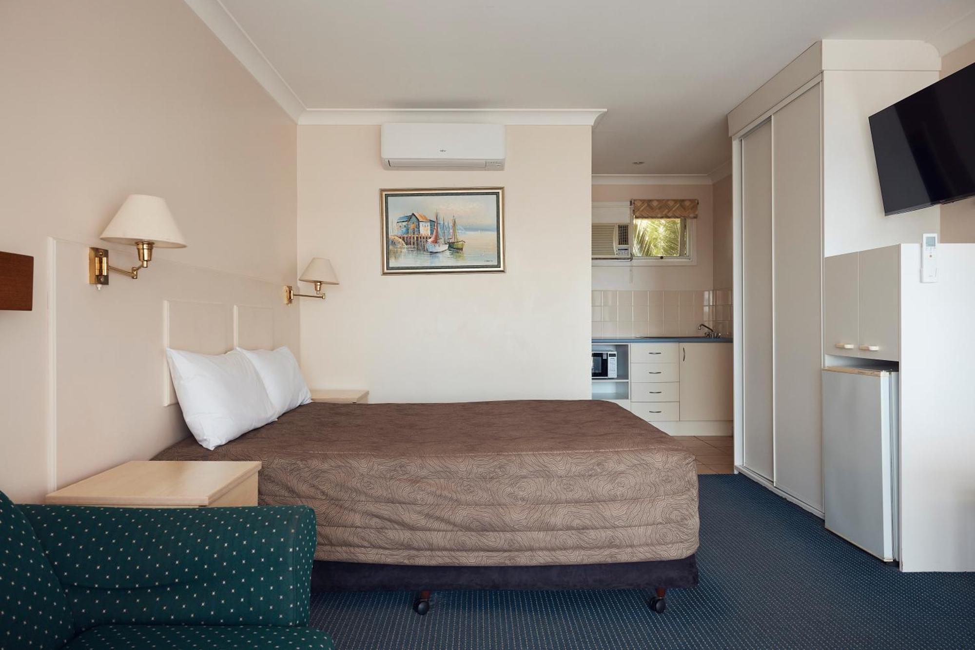 Holiday Lodge Motor Inn Нарума Экстерьер фото