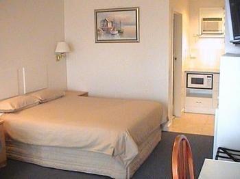 Holiday Lodge Motor Inn Нарума Экстерьер фото